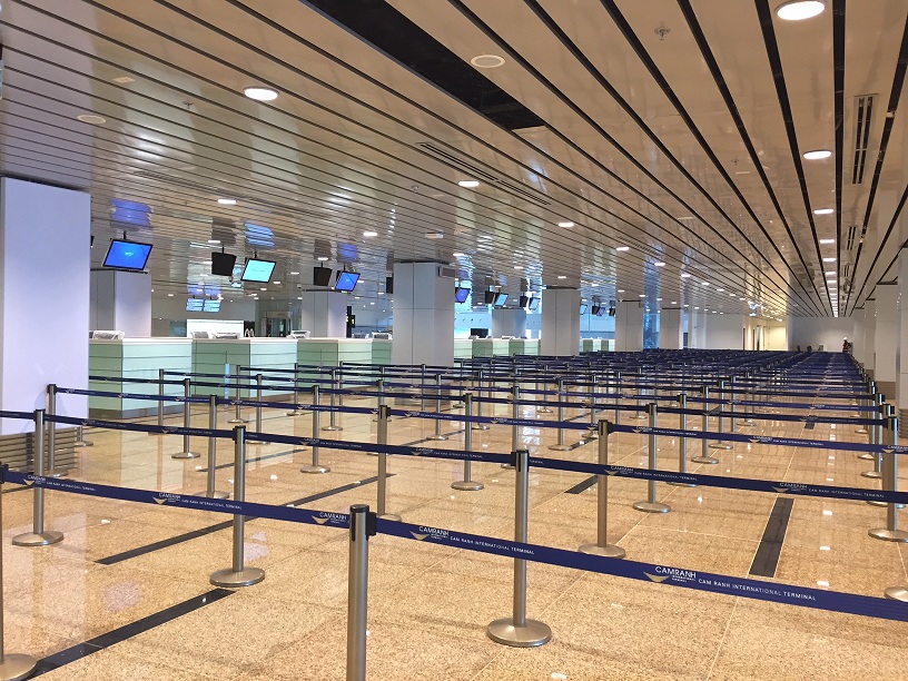 How to choose retractable belt stanchions for airport ?