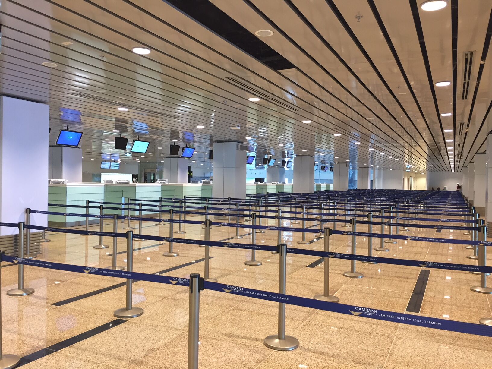 Puntales de cinturón retráctil Jinke en el aeropuerto de Nha Trang